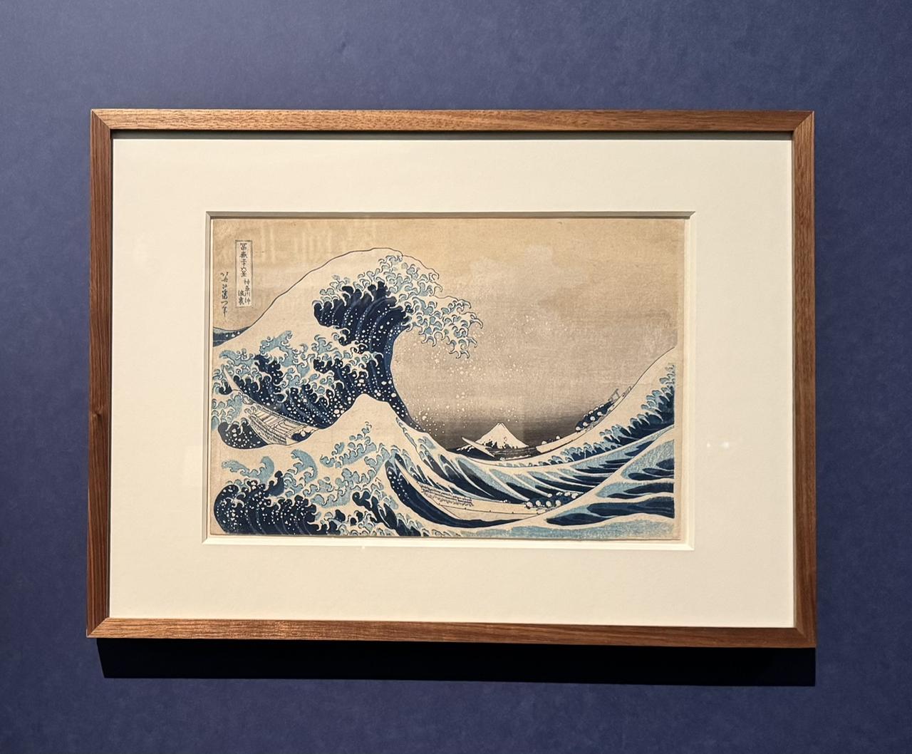 画像: 葛飾北斎「冨嶽三十六景　神奈川沖浪裏」天保2年（1831）頃　大英博物館蔵 「大英博物館日本美術コレクション　百花繚乱～海を越えた江戸絵画」東京都美術館館開館100周年記念内覧会にて撮影　photo by © cinefil