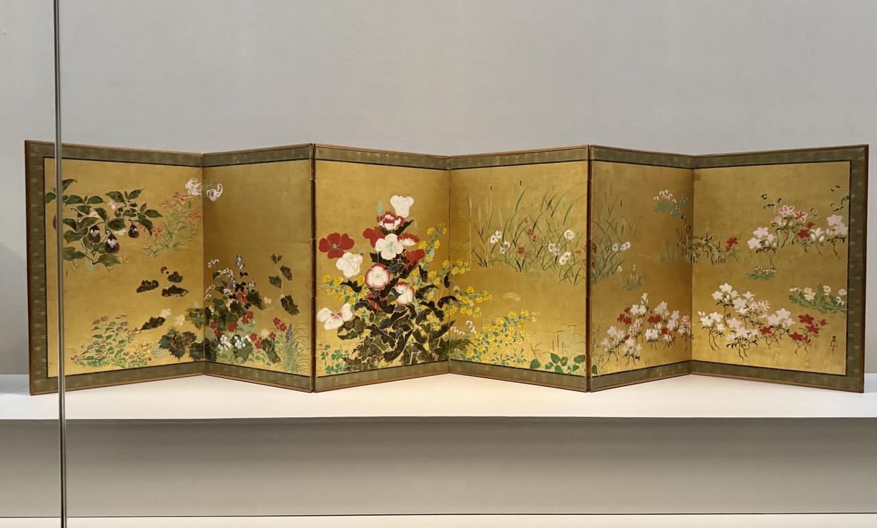 画像: 中村芳中《四季草花図屛風》右隻　寛政12年～文政元年（1800-1818）大英博物館蔵 「大英博物館日本美術コレクション　百花繚乱～海を越えた江戸絵画」東京都美術館館開館100周年記念内覧会にて撮影　photo by © cinefil