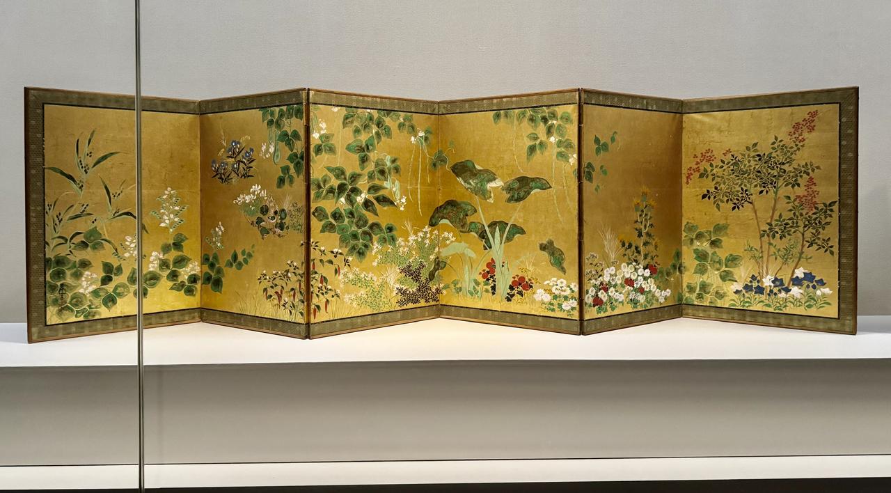 画像: 中村芳中《四季草花図屛風》左隻　寛政12年～文政元年（1800-1818）大英博物館蔵 「大英博物館日本美術コレクション　百花繚乱～海を越えた江戸絵画」東京都美術館館開館100周年記念内覧会にて撮影　photo by © cinefil