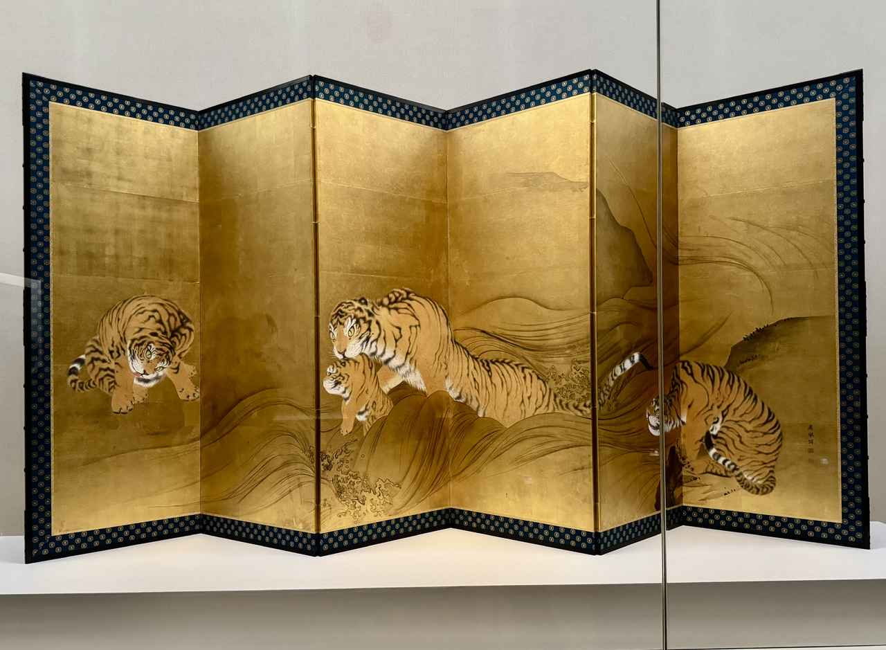 画像: 円山応挙《風虎の子渡し図屛風》天保元～2年1781～1782年　大英博物館蔵「大英博物館日本美術コレクション　百花繚乱～海を越えた江戸絵画」東京都美術館館開館100周年記念内覧会にて撮影　photo by © cinefil