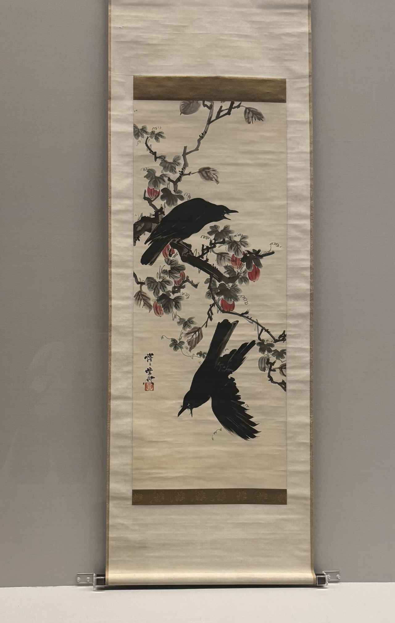 画像: 河鍋暁斎《烏瓜に双鴉図》明治4～22年（1871-89）　絹本着彩　イスラエル・ゴールドマン・コレクション 神戸市立博物館　特別展「ゴールドマン コレクション　河鍋暁斎の世界」内覧会にて撮影　photo by © cinefil