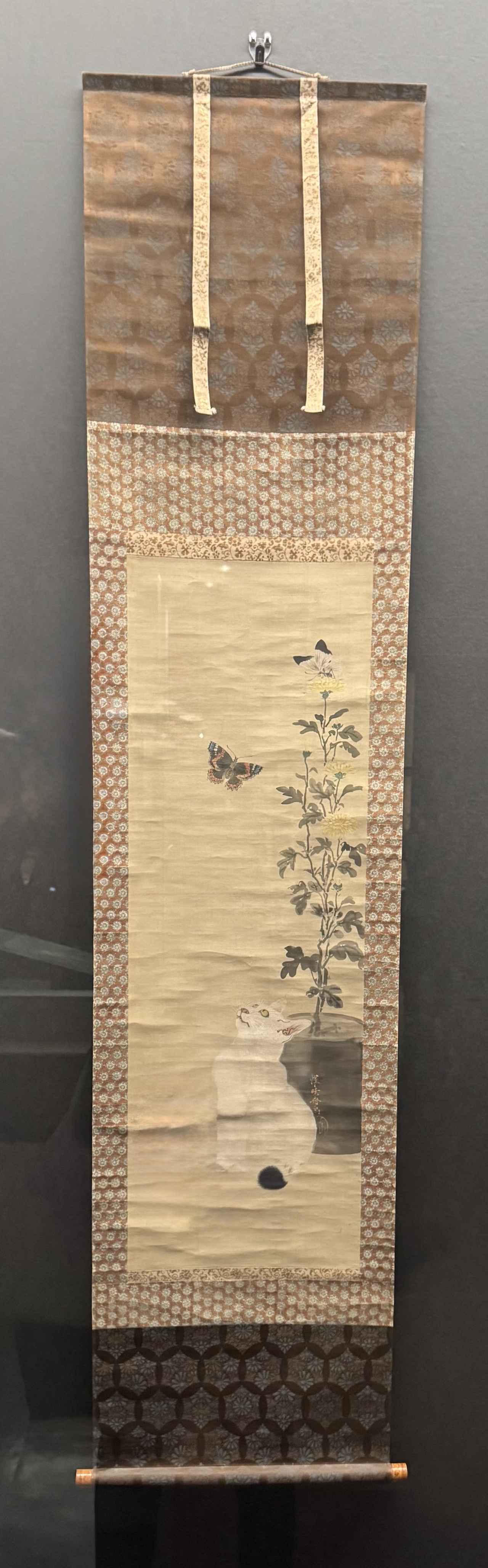 画像: 河鍋暁斎《蝶と菊に猫》明治4～22年（1871-89）　絹本着彩　　イスラエル・ゴールドマン・コレクション【日本初出品】 神戸市立博物館　特別展「ゴールドマン コレクション　河鍋暁斎の世界」内覧会にて撮影　photo by © cinefil