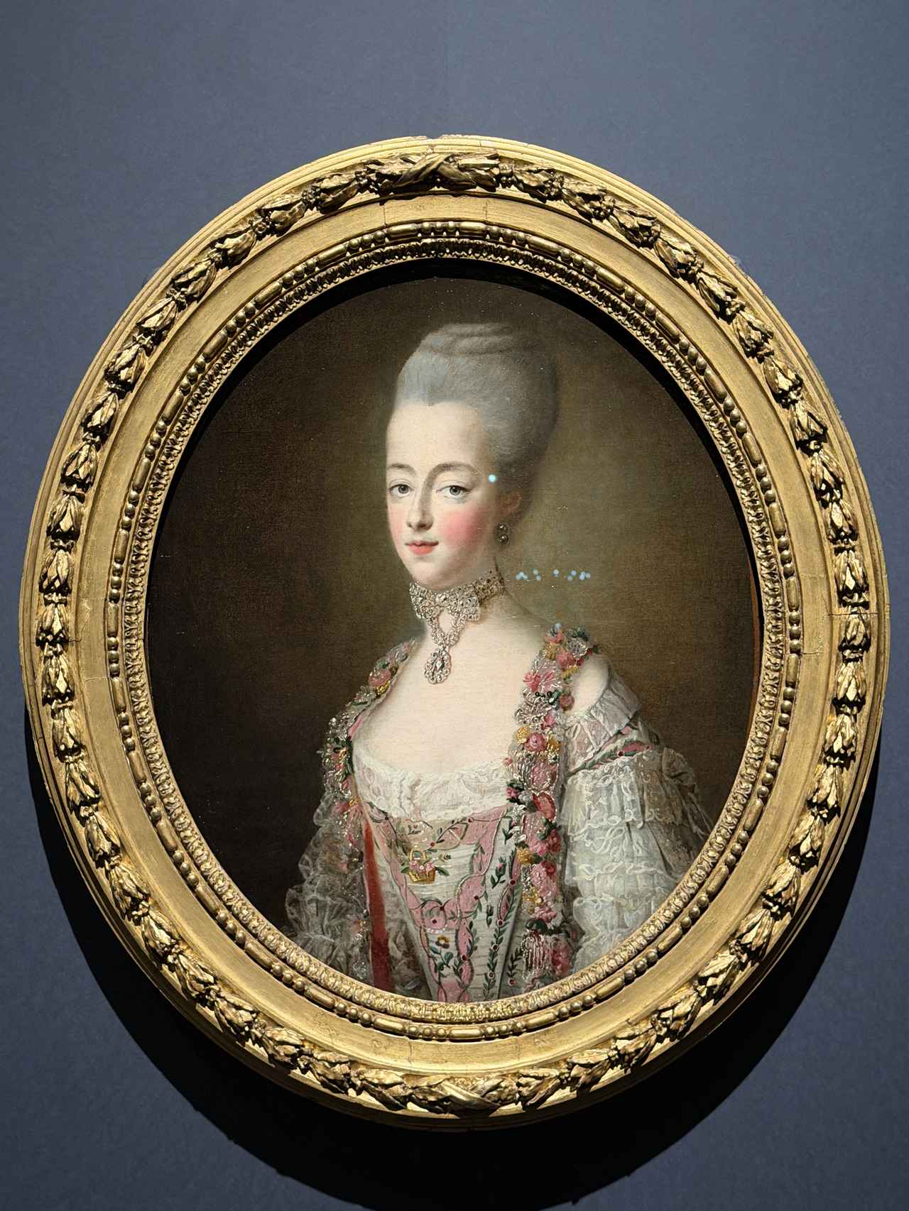 画像: 展示風景：フランソワ＝ユベール・ドルーエ　コートドレスのマリー・アントワネット　1773年　ヴィクトリア＆アルバート博物館蔵 photo©︎moichisaito