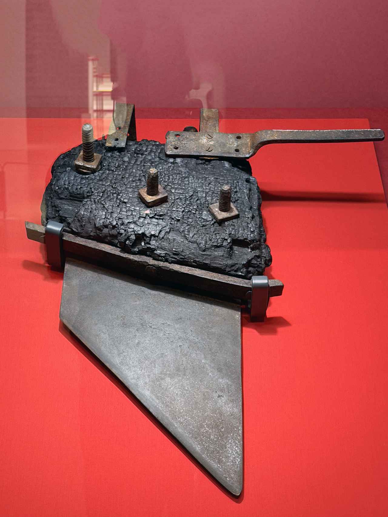 画像: 展示風景：フランス革命で用いられたギロチンの刃 フランス製 1791 – 93年頃 マダム・タッソー・ロンドン・アーカイヴ photo©︎moichisaito