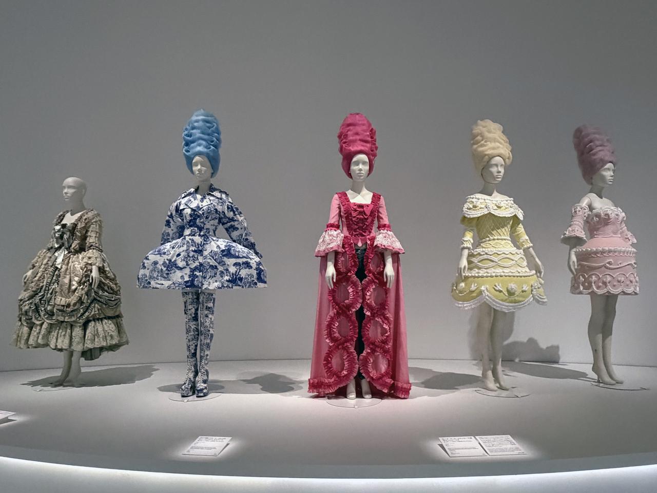 画像1: 「マリー・アントワネット・スタイル」展示風景（横浜美術館、2026年） photo©︎moichisaito