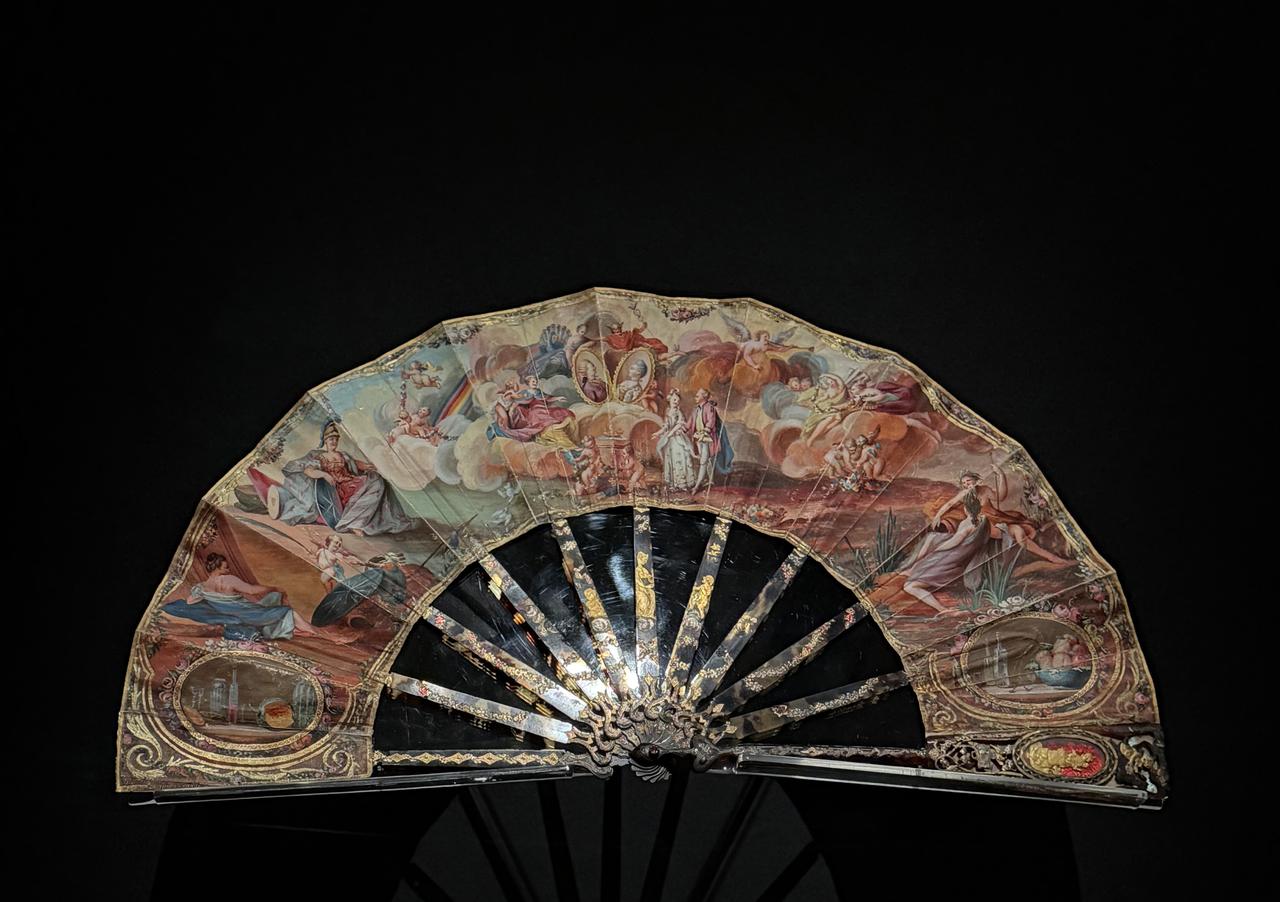 画像: 展示風景：扇　マリー・アントワネットの婚礼の寓意　フランス製　1770 – 80年代　ヴィクトリア＆アルバート博物館蔵 photo©︎moichisaito
