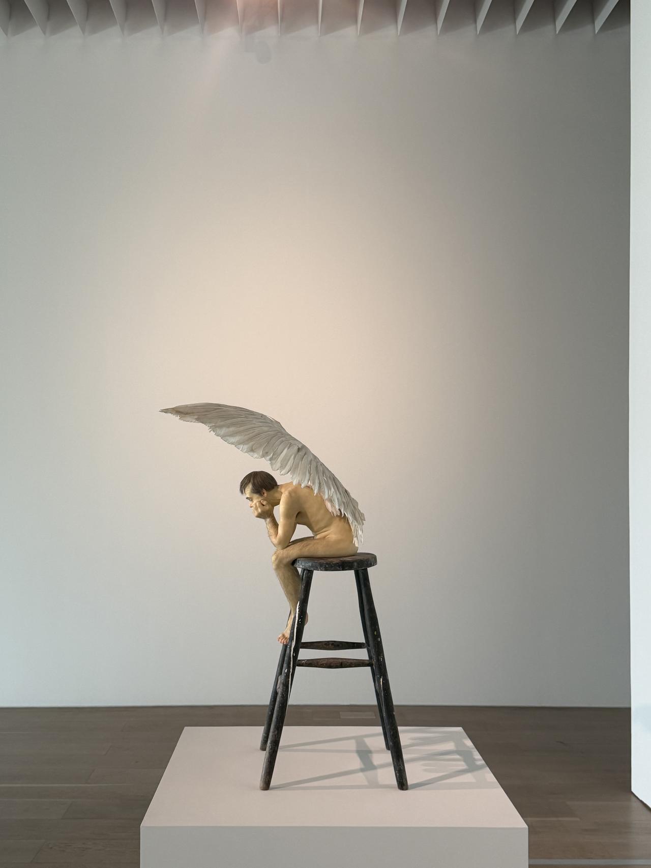 画像: ロン・ミュエク　《エンジェル》1997 年　110 × 87 × 81 cm　個人蔵 展示風景：「ロン・ミュエク」森美術館（東京）2026 年 photo©︎moichisaito