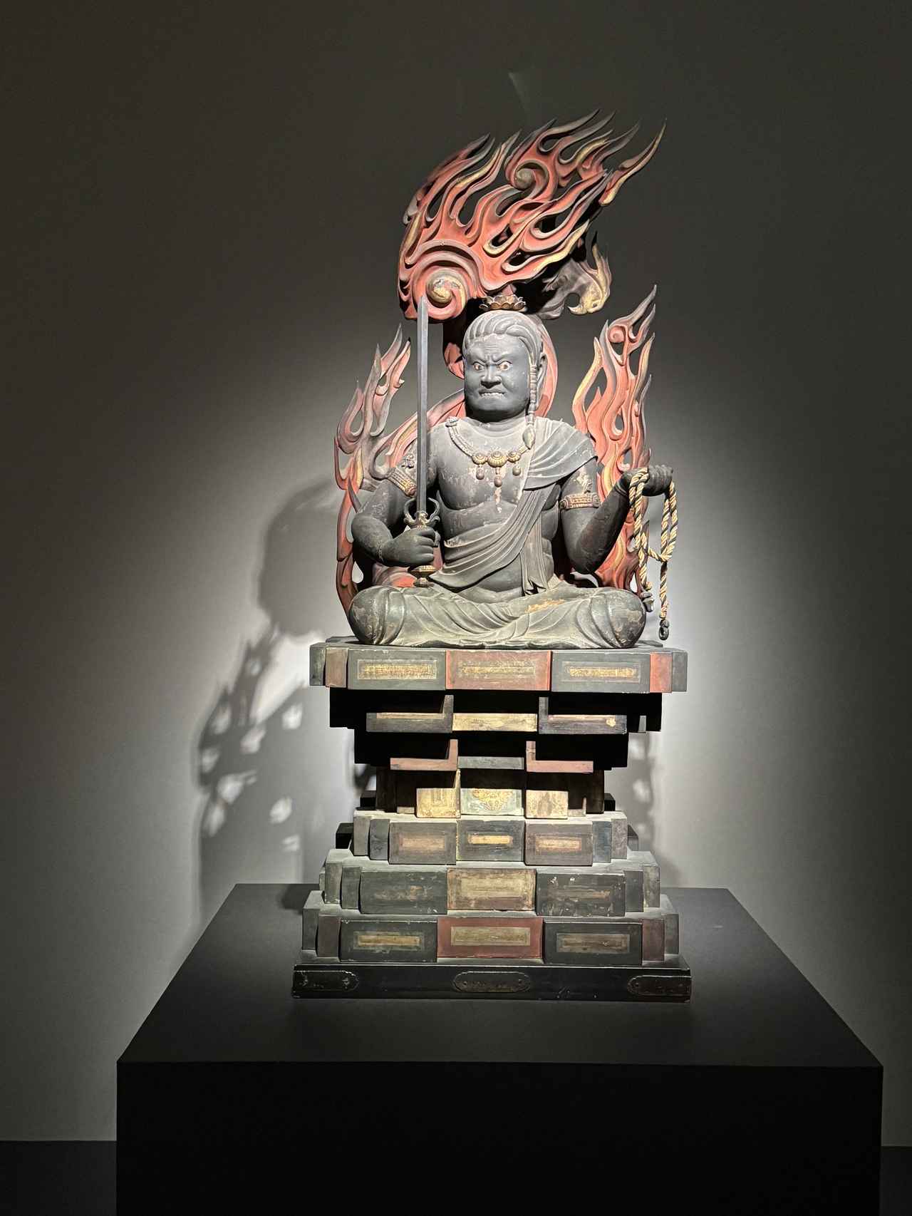 画像: 不動明王坐像　快慶作　鎌倉時代　京都・醍醐寺蔵　通期展示　　　　　　　　　　　　　　　　　　　　　　東京国立博物館　弘法大師生誕1250年記念 特別展「空海と真言の名宝」内覧会にて撮影　photo by © cinefil