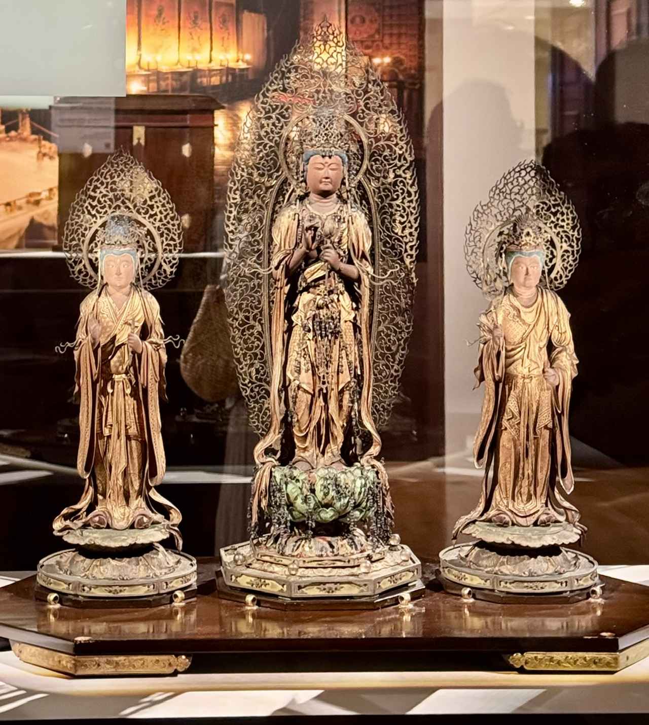 画像: 重要文化財　聖観音菩薩・梵天・帝釈天立像（二間観音）　鎌倉時代　13世紀　京都・教王護国寺［東寺］蔵　通期展示　東京国立博物館　弘法大師生誕1250年記念 特別展「空海と真言の名宝」内覧会にて撮影 photo by © cinefil