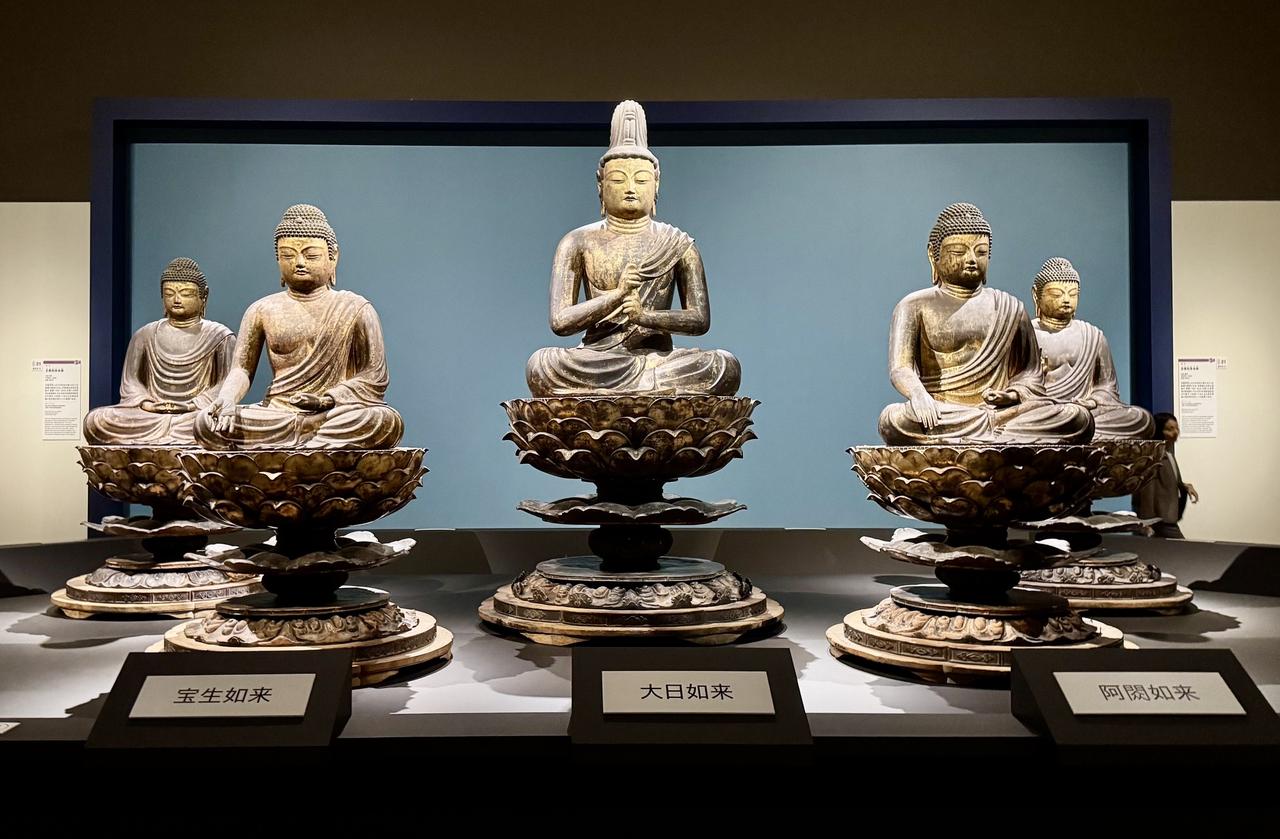 画像: 国宝　五智如来坐像　平安時代　9世紀　京都・安祥寺蔵　通期展示 東京国立博物館　弘法大師生誕1250年記念 特別展「空海と真言の名宝」内覧会にて撮影　photo by © cinefil