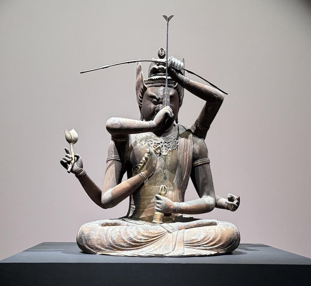 画像: 重要文化財　愛染明王坐像　平安時代　12世紀　山梨・放光寺蔵　通期展示　　　　　　　　　　　　　　　東京国立博物館　弘法大師生誕1250年記念 特別展「空海と真言の名宝」内覧会にて撮影　photo by © cinefil