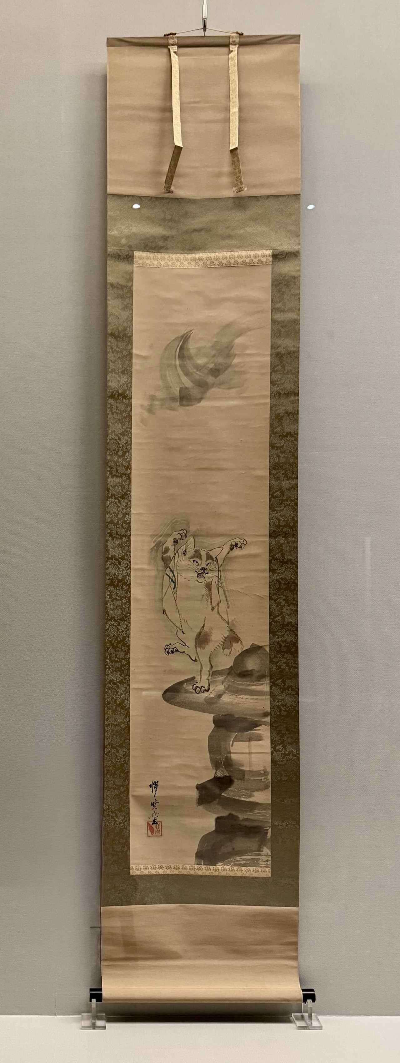 画像: 河鍋暁斎《猫又図》 明治4～22年（1871-89）　紙本淡彩 イスラエル・ゴールドマン・コレクション　【日本初出品】 神戸市立博物館　特別展「ゴールドマン コレクション　河鍋暁斎の世界」内覧会にて撮影　photo by © cinefil