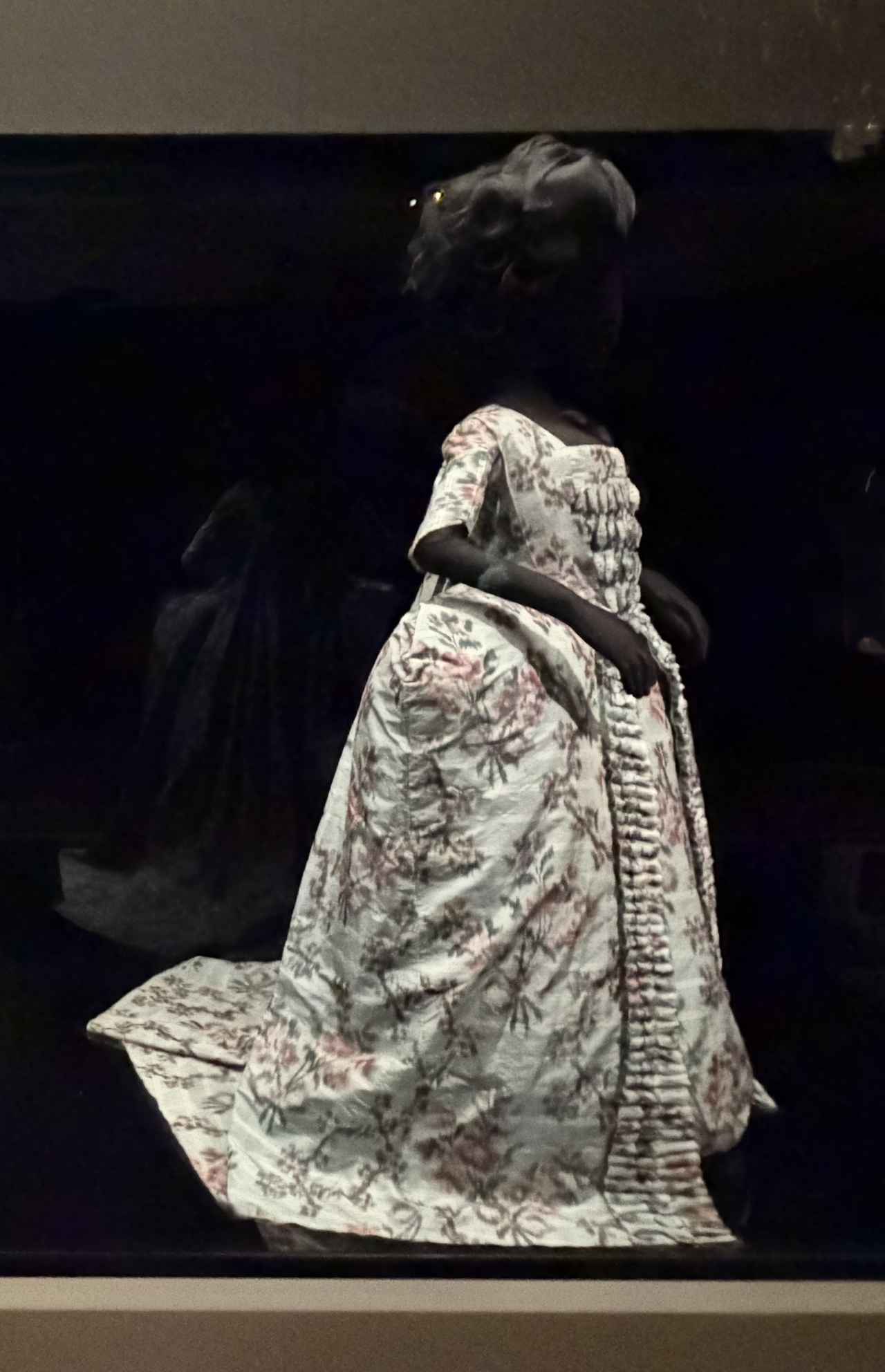 画像: 展示風景：ローブ・ア・ラ・フランセーズ　フランス製 1760年代（1770年代に加工）　ヴィクトリア＆アルバート博物館蔵 photo©︎moichisaito