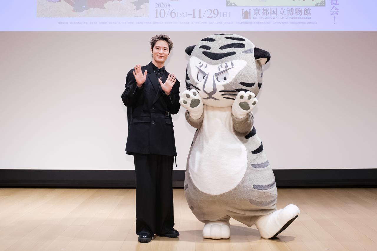 画像: 音声ガイドナビゲーターを務める俳優・塩野瑛久さん、京都国立博物館公式キャラクター・トラりん 特別展「源氏物語 王朝のかがやき」会場写真(京都)