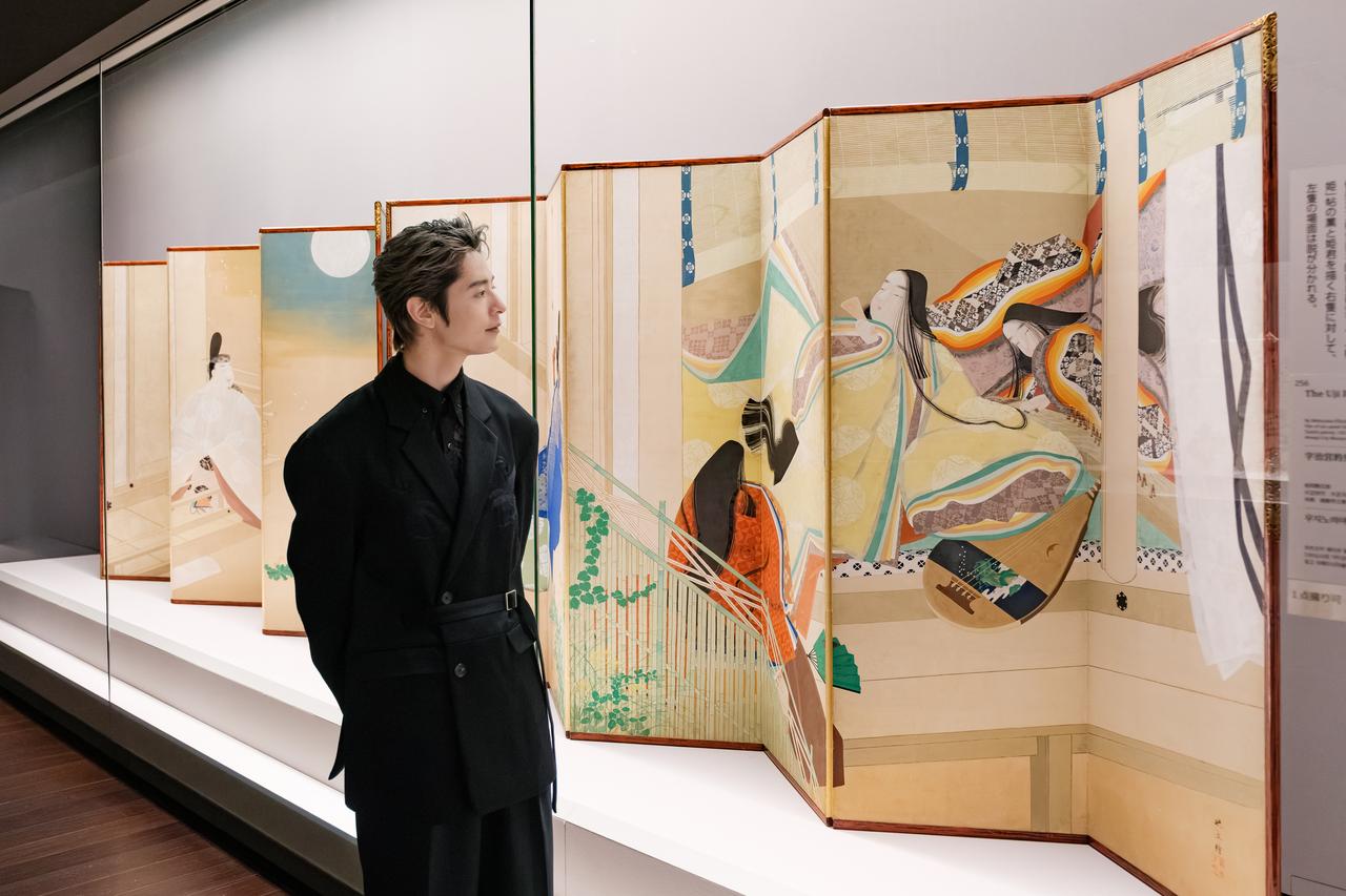 画像: 《宇治の宮の姫君たち》(兵庫・姫路市立美術館蔵)を鑑賞する、音声ガイドナビゲーターを務める俳優・塩野瑛久さん 特別展「源氏物語 王朝のかがやき」会場写真(京都)