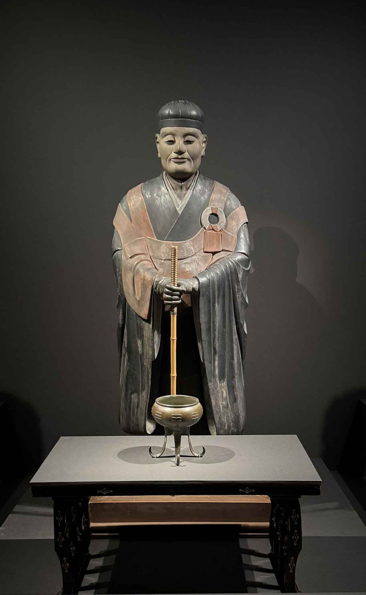 画像: 「千利休立像」頭部:天保11年(1840) 体部:田中浄慶作 明治2年(1869) 大徳寺蔵(三門安置)【通期展示】 開創700年記念 特別展「大徳寺 本朝無双之禅苑」東京国立博物館 記者内覧会にて撮影 photo by © cinefil