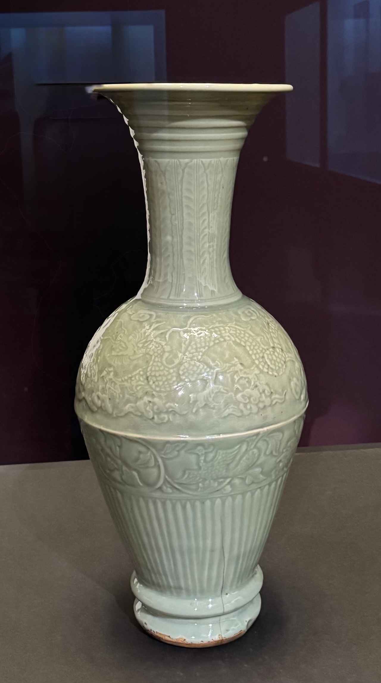 画像: 「青磁刻花龍鳳文大花瓶」中国・龍泉窯 明時代・15世紀 大徳寺蔵【通期展示】 開創700年記念 特別展「大徳寺 本朝無双之禅苑」東京国立博物館 記者内覧会にて撮影 photo by © cinefil
