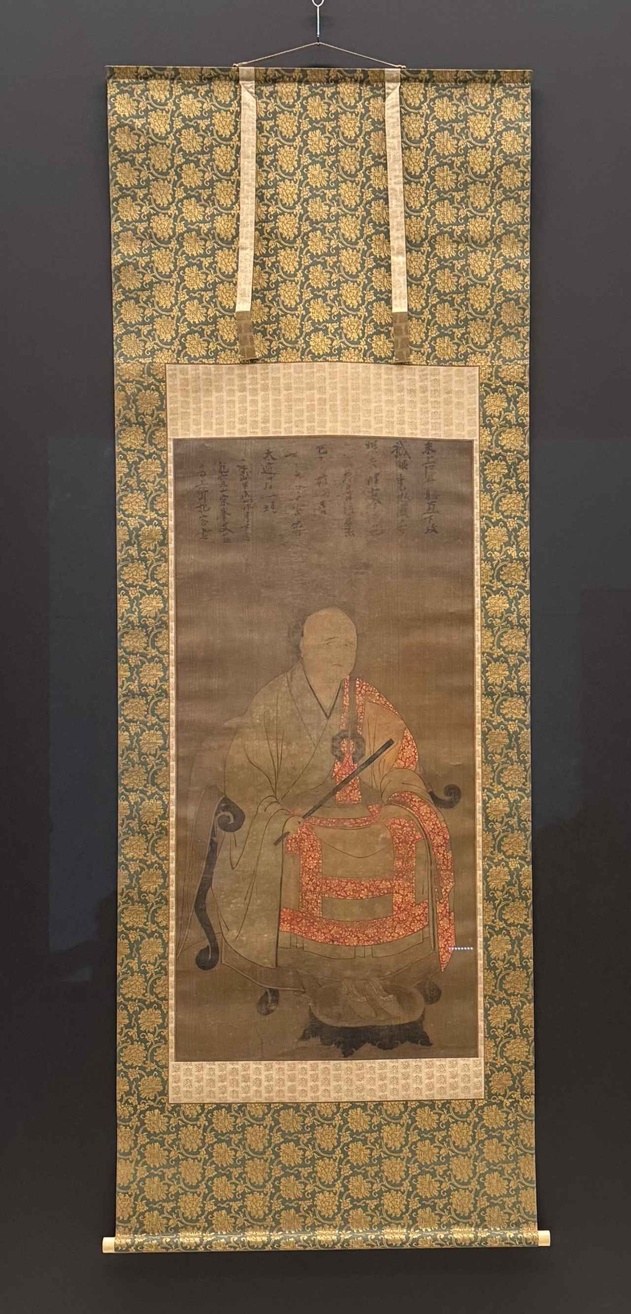 画像: 国宝「宗峰妙超像」南北朝時代・建武元年(1334) 大徳寺蔵 【前期展示】 開創700年記念 特別展「大徳寺 本朝無双之禅苑」東京国立博物館 記者内覧会にて撮影 photo by © cinefil