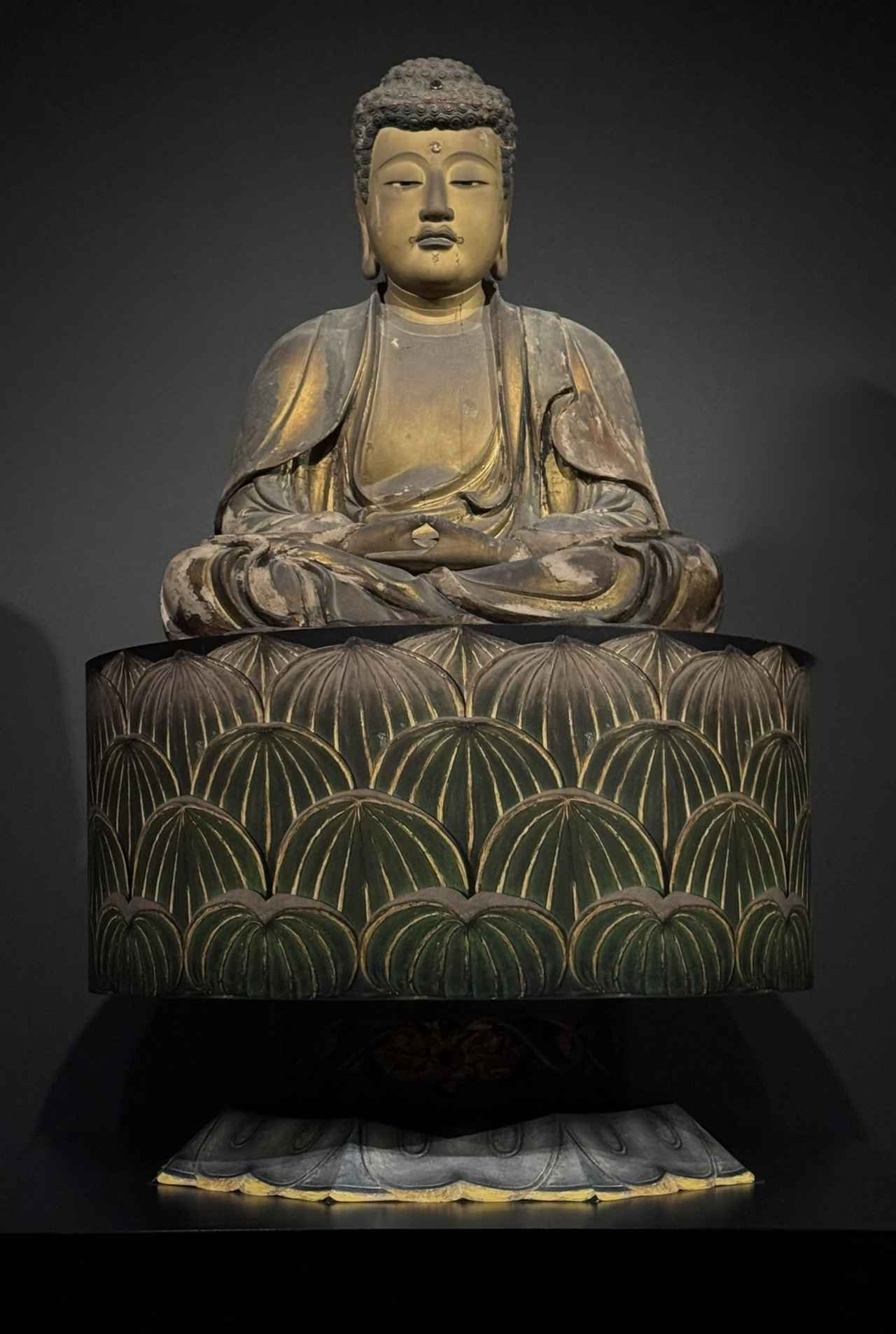 画像: 「釈迦如来坐像」印慶作 室町時代・応永11年(1404)大徳寺蔵(三門安置)【通期展示】 開創700年記念 特別展「大徳寺 本朝無双之禅苑」東京国立博物館 記者内覧会にて撮影 photo by © cinefil