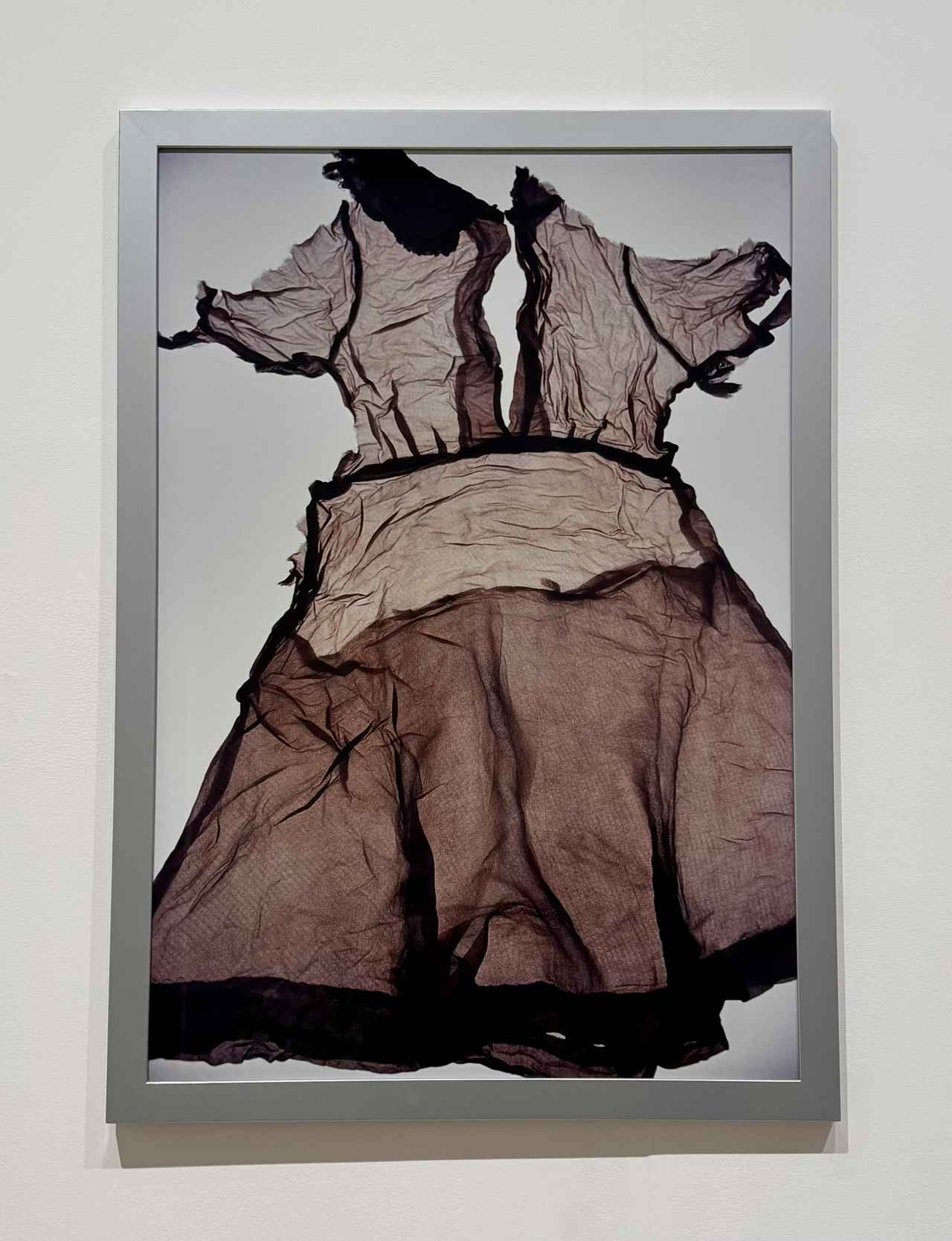 画像: 石内都 《ひろしま #9 donor : Ogawa, R.》 2007年 作家蔵 © Ishiuchi Miyako「ひろしま#9」donor:Ogawa, R. Courtesy of The Third Gallery Aya 大阪中之島美術館「ＮＨＫ日曜美術館５０年展」記者内覧会にて撮影photo by © cinefil
