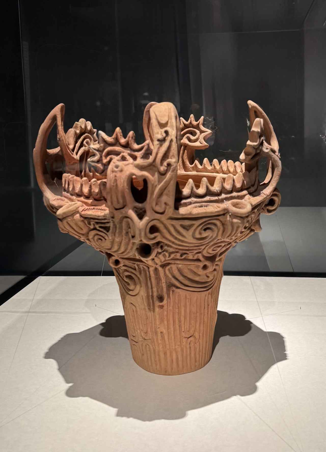 画像: 《縄文土器 深鉢 火焔型土器》 新潟県長岡市深沢町岩野原遺跡出土 縄文時代（中期） 國學院大學博物館 大阪中之島美術館「ＮＨＫ日曜美術館５０年展」記者内覧会にて撮影photo by © cinefil
