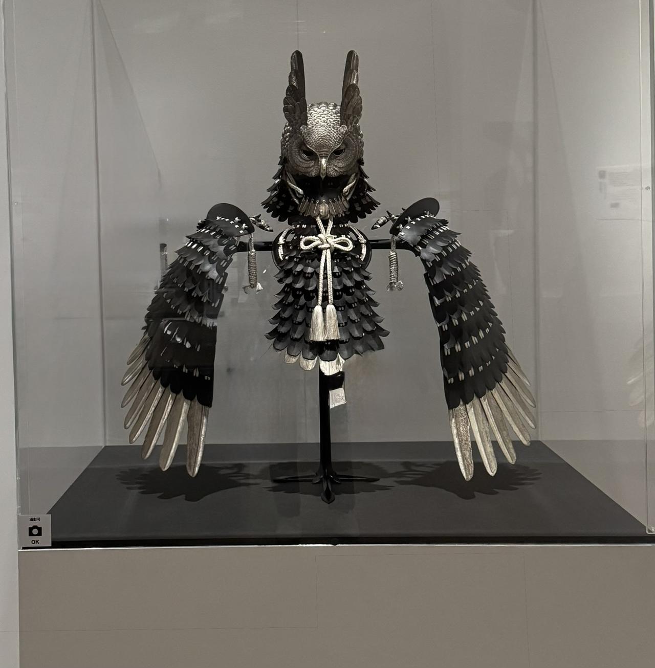 画像: 塩見亮介 《白銀角鴟面附白絲縅兜袖》 2022年 個人蔵 大阪中之島美術館「ＮＨＫ日曜美術館５０年展」記者内覧会にて撮影photo by © cinefil