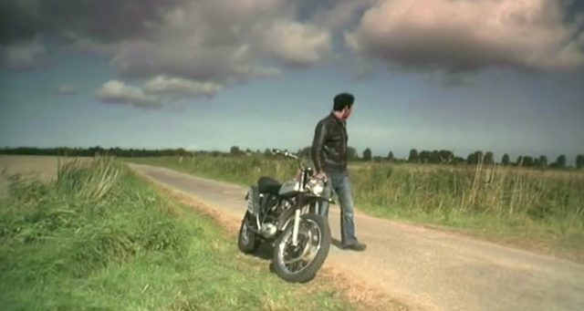 画像: バイクを降りた彼。何をするのか。