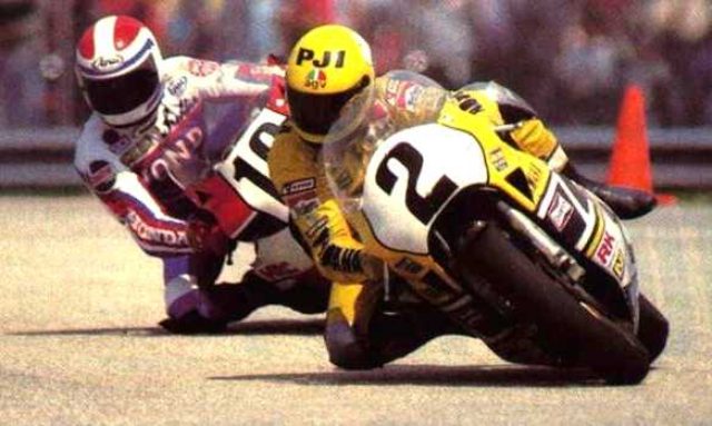 画像: 1984年デイトナ、ヤマハ13連勝最後の年のYZR700(0W69)と勝者ケニー・ロバーツ。後ろはフレディ・スペンサー(ホンダ) www.motosclassicas70.com.br