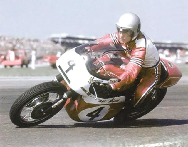 画像: BSAロケット3を駆るディック・マン www.motorcycleclassics.com