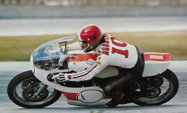 画像: GP最多タイトル記録を持つジャコモ・アゴスチーニとヤマハ0W19 www.yamahaclassictwostrokes.nl