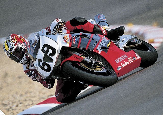 画像: 2002年勝者で、2006年モトGP王者となったニッキー・ヘイデンとRC51 www.motorcycledaily.com
