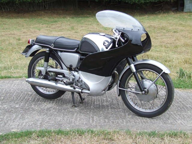 画像: ホンダCB72のスラクストンレーサー images1.bonhams.com