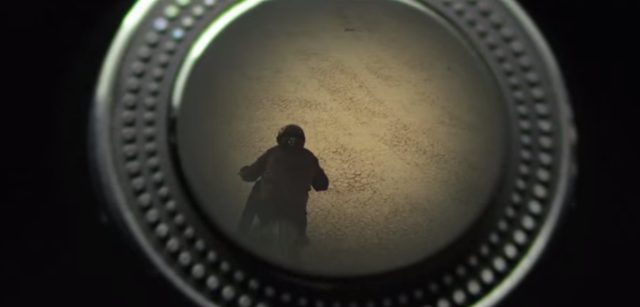 画像: そしてやがて、男は・・・バイクに引き込まれていく