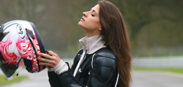 画像: 走りでも魅せ、停車時も魅せる・・・理想的なスタントライダーですね? blogs.mirror.co.uk