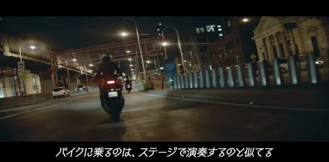 画像: 観客に向かうステージと、風に向かうバイクは似ている