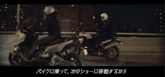 画像: 次のライブ場所へバイクで移動する
