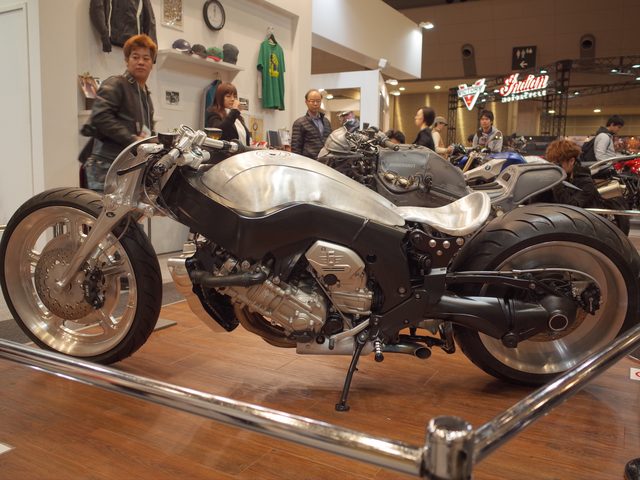 画像: Ken's Factory メタリックなボディに、バックステップxセパハン。見た目の流麗さとは裏腹に、相当にスパルタンなドラッグレーサー的なマシンだ。