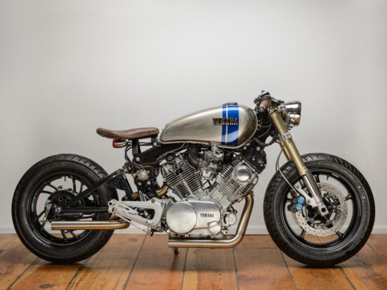 美しいXV750 ViragoのVツインエンジンが主張するカフェカスタム 