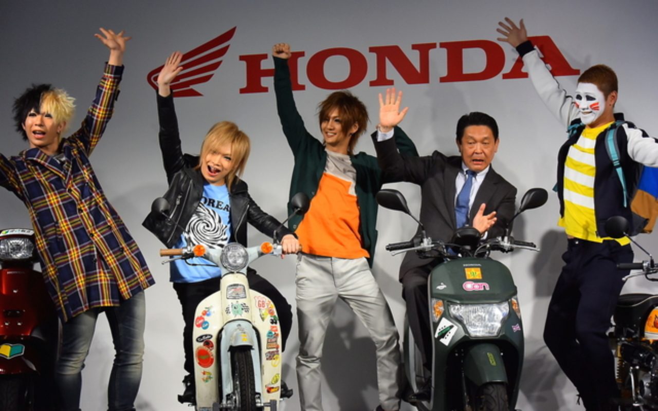 ゴールデンボンバーのホンダ原付新cm 免許取りたて 路上運転初の ゴールデンボンバーのホンダ原付新cm 免許取りたて 路上運転初の