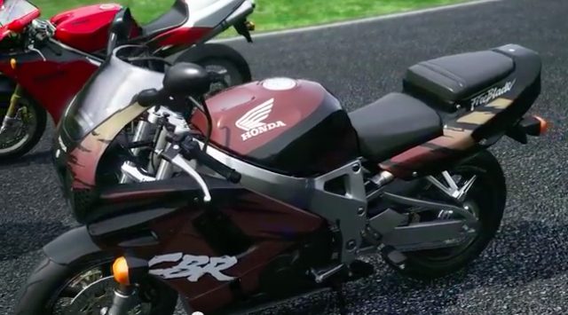 画像: 旧型のホンダCBR900RRファイアーブレードほか、ホンダRC30やヤマハ0W-01など、1980年代末〜1990年代半ばまでの傑作機も選べます。