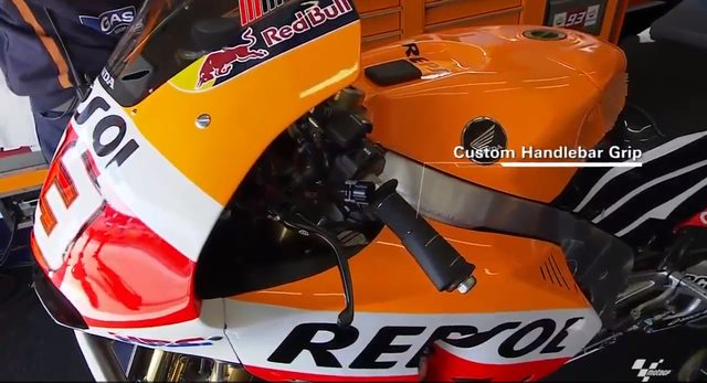画像: マルケスのホンダRC213V。左ハンドルグリップの形状に注目! www.facebook.com