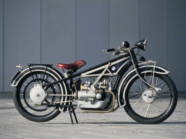 画像: 1923年にデビューしたR32。水平対向2気筒エンジン、シャフトドライブというメカニズムは、今日のBMWフラットツインモデルにも継承されています。 bilder.t-online.de