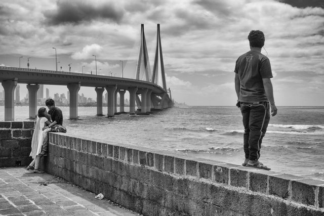 画像: 波、雲、カップル、一人の男、橋。向きが違う三つの直線が織りなす複雑な立体感。 www.semetko.com