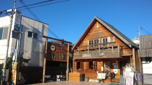 画像: ログハウス風の店構え www.facebook.com