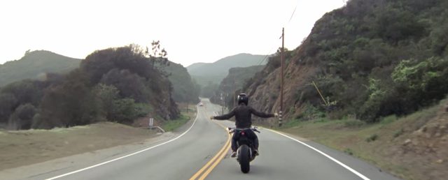画像: あまりの気持ちよさにライダーもノリノリ www.youtube.com