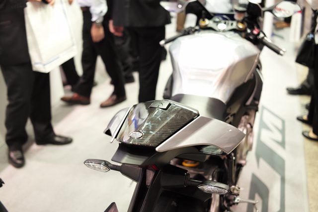 画像: ライダー・マシンのインターフェイスを高めるCCU(Communication control unit)。CCUユニットとGPSアンテナから構成され、走行状況を記録でき、またGPS機能を使ってサーキットでの自動ラップタイム計測も可能。(R1Mは標準装備、R1はオプション)