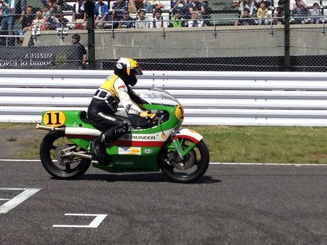 画像: 24日(日)に、カワサキのGP500ccマシン、KR500(1981年型)に乗るケニーさん。
