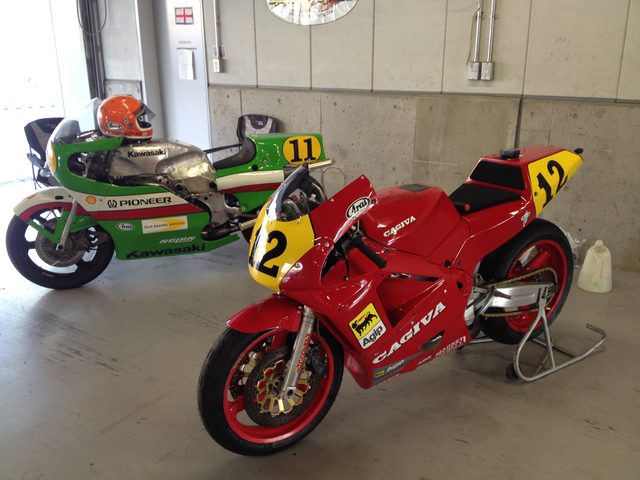 画像: 燃料タンクにランディ・マモラのサインが記された1989年型カジバC589。カジバの世界GP500ccクラス挑戦は、ヤマハYZR500のような並列4気筒からスタート。C10からはV4エンジンを採用。このC589からは、C=カジバ、5=500ccクラス用、89=年式のネーミングを用いるようになります。