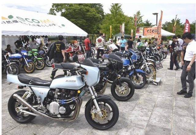 画像1: カスタム車両の展示もいっぱい。