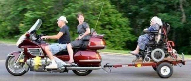 画像: 車椅子のおばあちゃんも、モーターサイクリングを満喫! ・・・怖くはないのでしょうか? lm-shop.s3.amazonaws.com